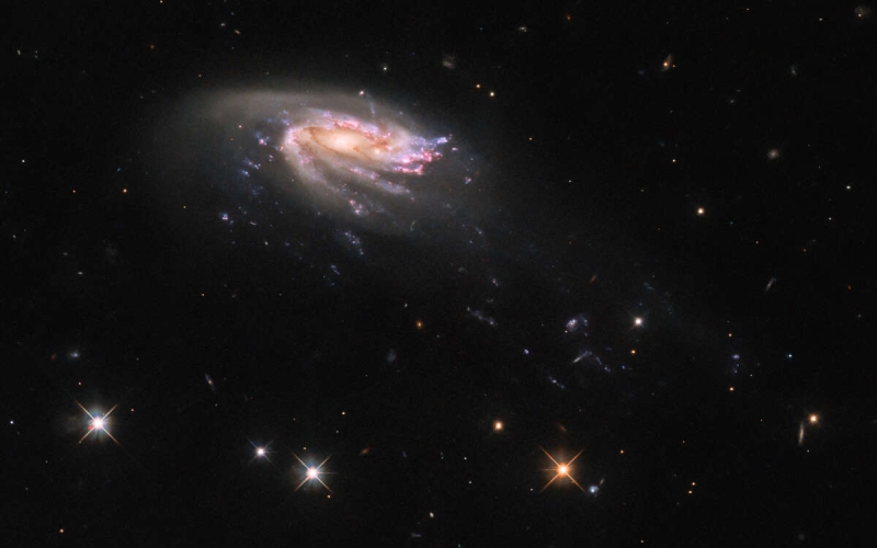 «Хаббл» прислал фото галактики-медузы JO206 