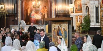 Источник: к «Троице» Рублева ежедневно подходят пять-шесть тысяч человек