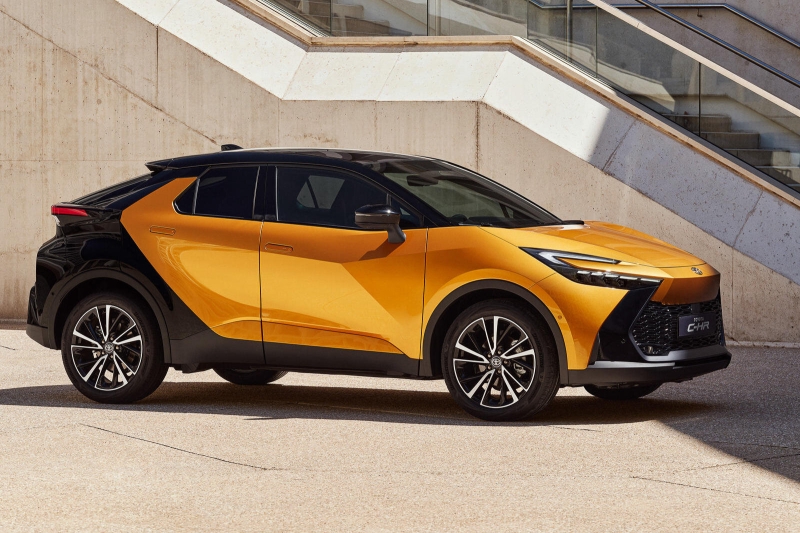 Кроссовер Toyota C-HR в новом поколении стал похож на Prius