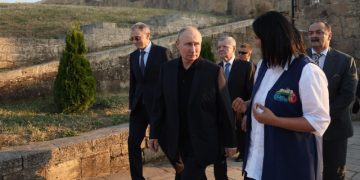 Путину подарили Коран в Дербенте