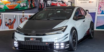 Toyota Prius превратили в кольцевой болид