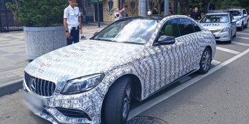 В Краснодаре оштрафовали водителя покрытого долларами Mercedes