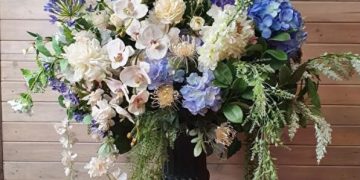 Искусственные цветы в интерьере: как использовать уместно