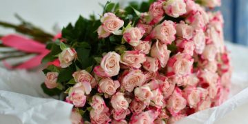 Доставка цветов курьером: популярная услуга