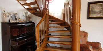 Изготовление деревянных лестниц на заказ: популярные породы деревьев