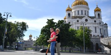 Больше половины россиян верят в Бога, показал опрос