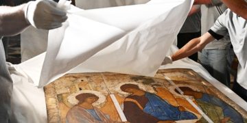 Икону «Троица» привезли в центр Грабаря