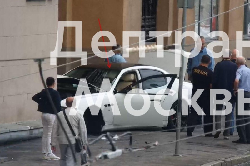 Maserati сбила пешехода и влетела в стену дома в Москве (ВИДЕО) 