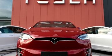 Tesla анонсировала завершение разработки полного автопилота