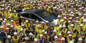 Tesla начала производство пикапа Cybertruck