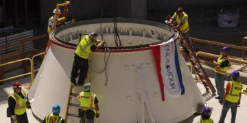 В Калифорнийском научном центре стартовал процесс установки космического челнока Endeavour