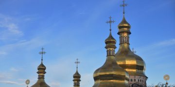 Верующие не пустили комиссию Минкульта Украины в Киево-Печерскую лавру