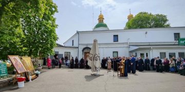 Верующие УПЦ собрались на молитвенное стояние в Киево-Печерской лавре