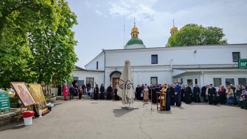 Верующие УПЦ собрались на молитвенное стояние в Киево-Печерской лавре