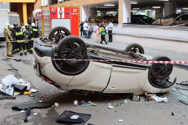 ВИДЕО: Nissan с женщиной за рулем рухнул со второго этажа парковки в Москве