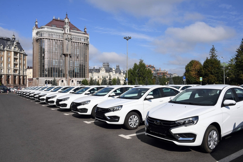 Госзакупки автомобилей Lada и УАЗ упали на четверть