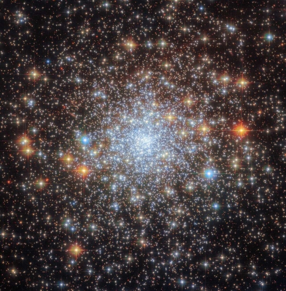 «Хаббл» прислал фото шарового скопления NGC 6652