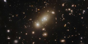 «Хаббл» запечатлел скопление галактик Abell 3322