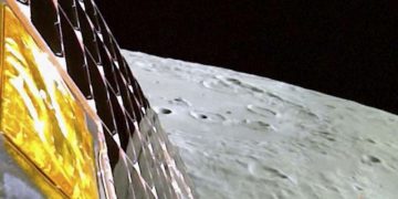 Индийский луноход обнаружил серу и некоторые другие элементы на Южном полюсе Луны