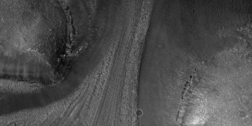 На новых снимках Марса запечатлены следы движения ледника