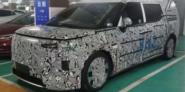 На подходе роскошный минивэн Volvo EM90