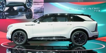 Очень большая премьера: электрический Cadillac Escalade IQ