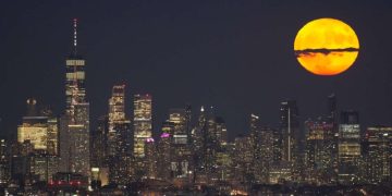 Первое суперлуние можно было увидеть прошлой ночью