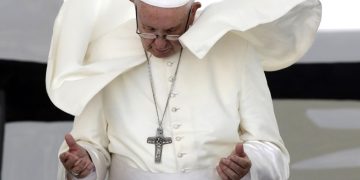 В католической епархии высказались о скандале вокруг папы Франциска