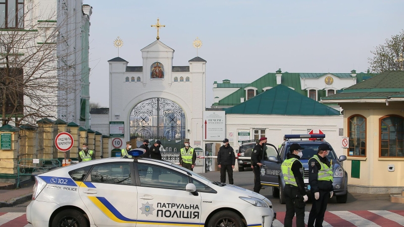 В Киево-Печерской лавре прихожане причащаются через решетку