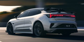 Четырехмоторный Zeekr 001 FR: динамичнее Теслы?