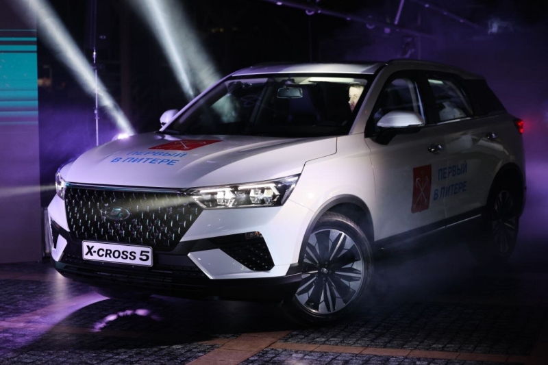 Глава Минпромторга не подтвердил отмену производства Lada X-Cross 5 в Санкт-Петербурге 