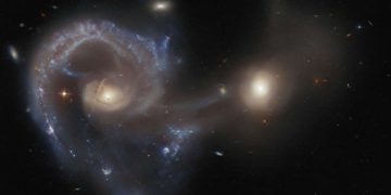 «Хаббл» запечатлел необычную пару галактик Arp 107