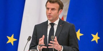 Макрон подарит папе Франциску оригинальное издание эссе Альбера Камю