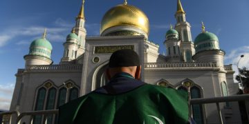 Нехватка мечетей провоцирует социальную напряженность, заявили в ДУМ России