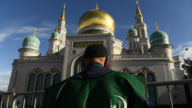 Нехватка мечетей провоцирует социальную напряженность, заявили в ДУМ России