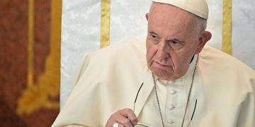 Папа Римский призвал к прекращению боевых действий в Карабахе