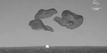 Три астронавта и российский космонавт вернулись на Землю в капсуле SpaceX