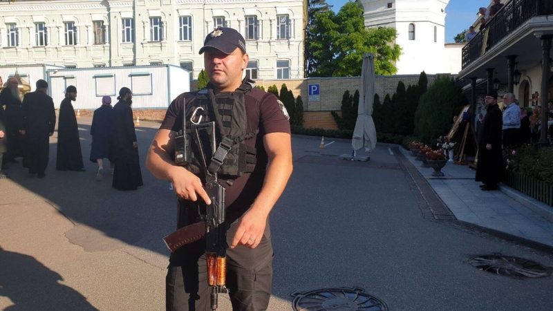 В Киеве прихожанка храма УПЦ получила травмы при захвате его раскольниками