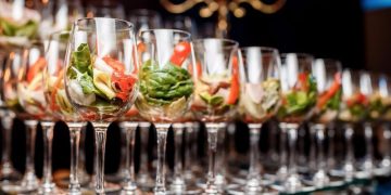 Аренда посуды для фуршетов и банкетов: востребованная услуга