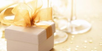 Разнообразие и производство подарочной упаковки: популярные материалы и варианты