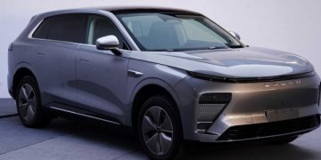 Дайджест дня: большой Hongqi, Porsche с «механикой» и другие события индустрии