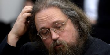 Экс-протодиакон Кураев сообщил, что скоро уедет из России