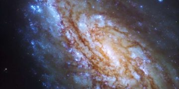 «Хаббл» рассматривает галактику NGC 4654 в созвездии Девы