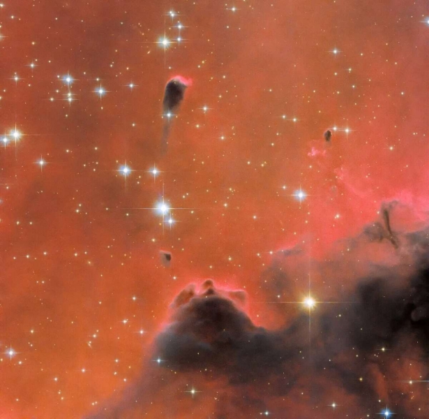 «Хаббл» рассматривает сверкающую красную туманность Вестерхаут 5