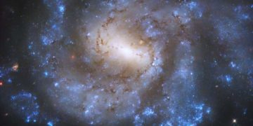 «Хаббл» запечатлел спиральную галактику с перемычкой NGC 685