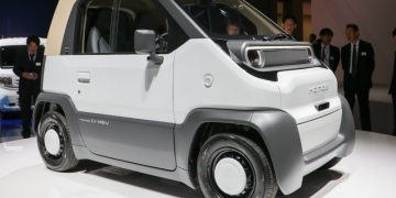 Honda разработала для каршеринга 2-местный электрокар со съемными батареями