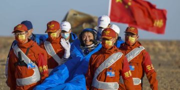 Китайские тайконавты вернулись на Землю после пяти месяцев пребывания в космосе