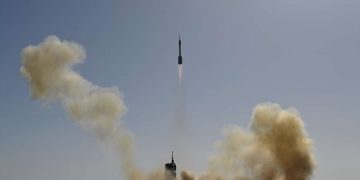 Корабль «Шэньчжоу-17» пристыковался к орбитальной станции «Тяньгун»