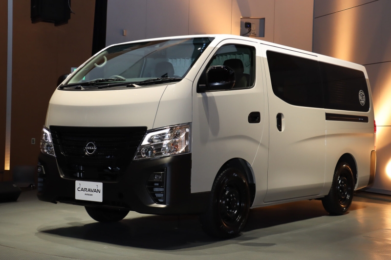 Nissan выпустил Caravan с мебелью в салоне