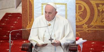 Папа римский призвал к диалогу между Баку и Ереваном